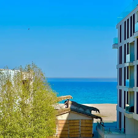 Dolce Aqua Summerland Apartment