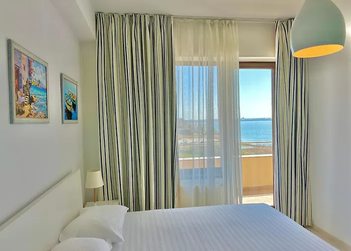 Dolce Aqua Summerland Apartment